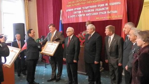 Đại sứ Phạm Xuân Sơn trao Giải thưởng Hồ Chí Minh cho 10 chuyên gia Liên Xô trước đây và chuyên gia Nga