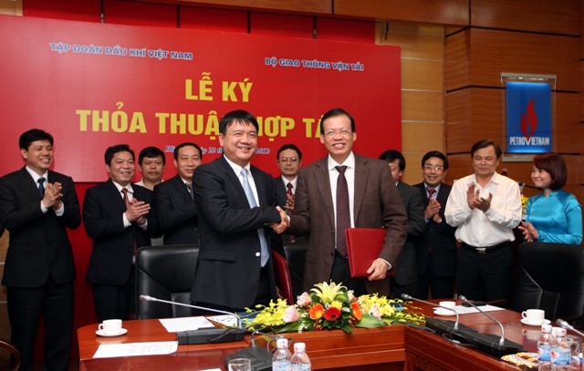Chủ tịch HĐTV PVN Phùng Đình Thực và Bộ trưởng Đinh La Thăng ký thỏa thuận hợp tác.