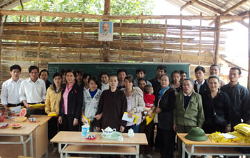 Thầy cô giáo Trường THCS Mường Tong cảm động trước tấm lòng của sư thầy Thích Đàm Hậu và NHCSXH