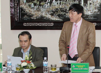Ủy viên HĐQT - Tổng giám đốc NHCSXH Dương Quyết Thắng trình bày báo cáo tại buổi làm việc