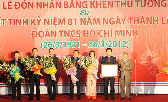 Ông Ngô Văn Phương trao tặng Bằng khen của Thủ tướng Chính phủ cho Đoàn thanh niên VietinBank.