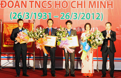 Bí thư Đoàn Khối DNTW Hồ Xuân Trường trao tặng Bằng khen cho các Chi đoàn cơ sở xuất sắc.