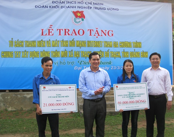 Đại diện Đoàn Khối DNTW và Đoàn Ngân hàng TMCP Ngoại thương Việt Nam trao biển tượng trưng tủ sách thanh niên và máy tính nối mạng internet cho xã Đại Trạch.