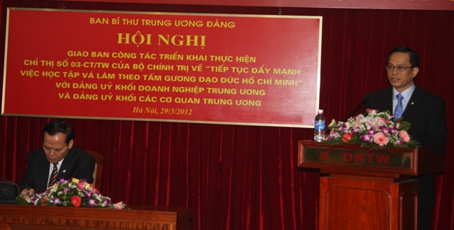 Đồng chí Nguyễn Văn Ngọc, Phó Bí thư Đảng ủy Khối Doanh nghiệp Trung ương thay mặt Ban Thường vụ Đảng ủy Khối báo cáo tại Hội nghị