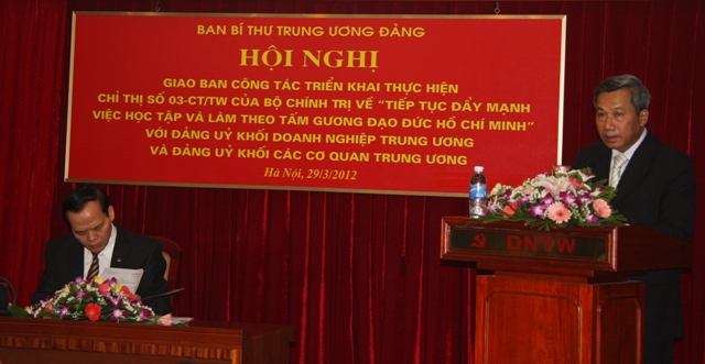 Hồng Hà, Phó Bí thư Đảng ủy Khối cơ quan Trung ương thăy mặt Ban Thường vụ Đảng ủy Khối CQTW báo cáo tại Hội nghị
