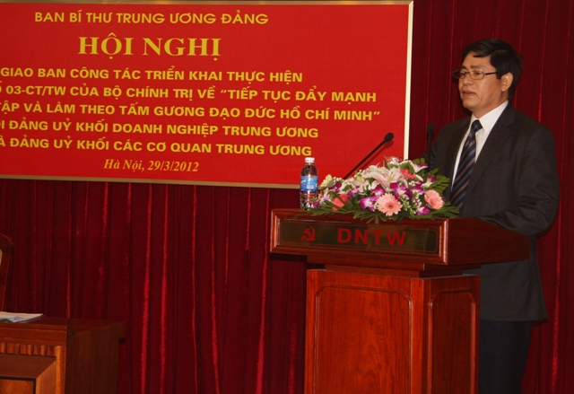 Đồng chí Phạm Viết Thanh, Ủy viên Ban Thường vụ Đảng ủy Khối DNTW, Chủ tịch HĐTV Tổng Công ty Hàng không Việt Nam phát biểu tham luận