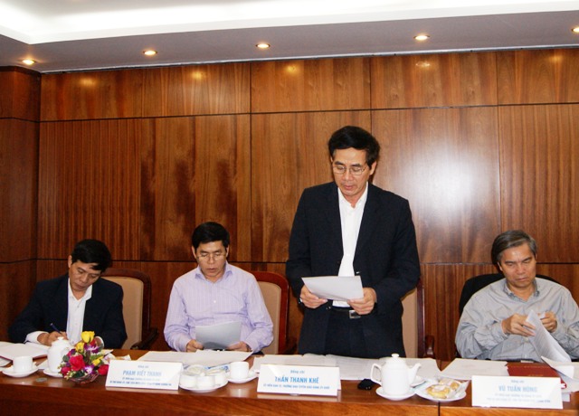 Đồng chí Trần Thanh Khê, Ủy viên Ban Thường vụ, Trưởng Ban Tuyên giáo Đảng ủy Khối trình bày Dự thảo Kế hoạch thực hiện Nghị quyết TW4 (khóa XI).