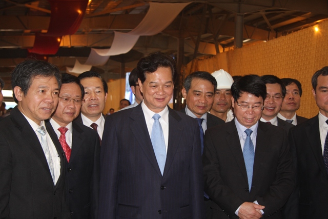 Thủ tướng Chính phủ Nguyễn Tấn Dũng và các đồng chí lãnh đạo dự Lễ chứng kiến đóng bao sản phẩm chạy thử