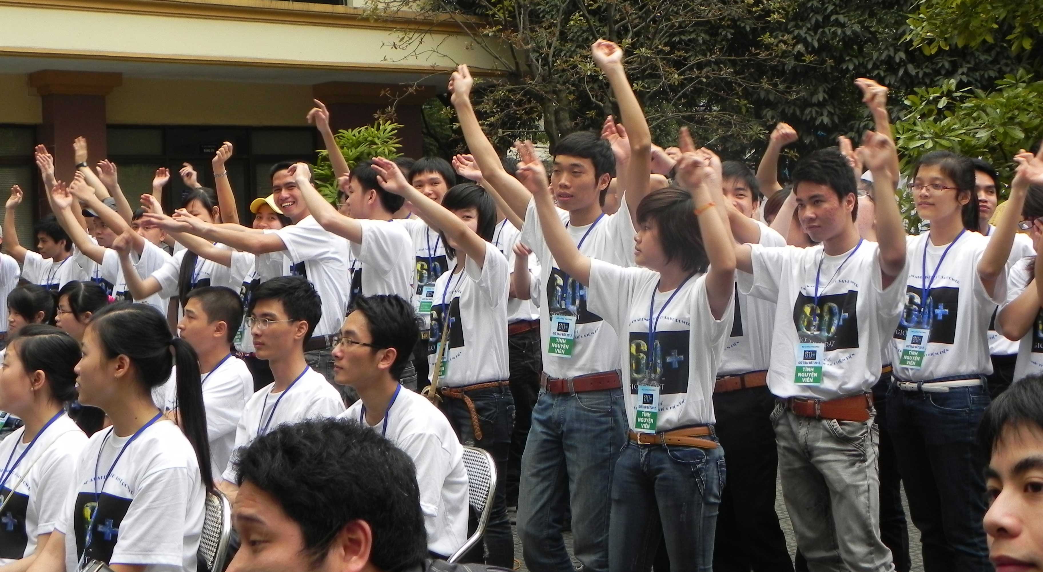 Các đoàn viên cùng giơ cao tay hô vang khẩu hiệu của Chương trình Giờ trái đất 2012