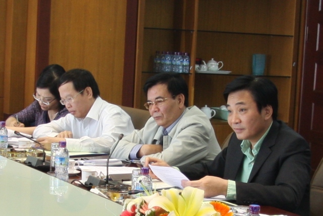 Thứ trưởng Bộ Xây dựng Trần Văn Sơn và Phó Chủ tịch Tập đoàn HUD Nguyễn Thanh Minh làm việc với Tổng công ty Viglacera về CPH Viglacera