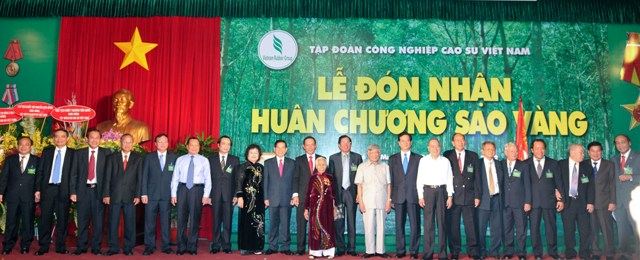 Các đồng chí Lãnh đạo Đảng, Nhà nước chụp ảnh lưu niệm, chúc mừng Tập đoàn Công nghiệp Cao su Việt Nam