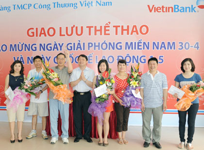 Phó Tổng giám đốc VietinBank Nguyễn Văn Du trao giải đôi nam nữ.