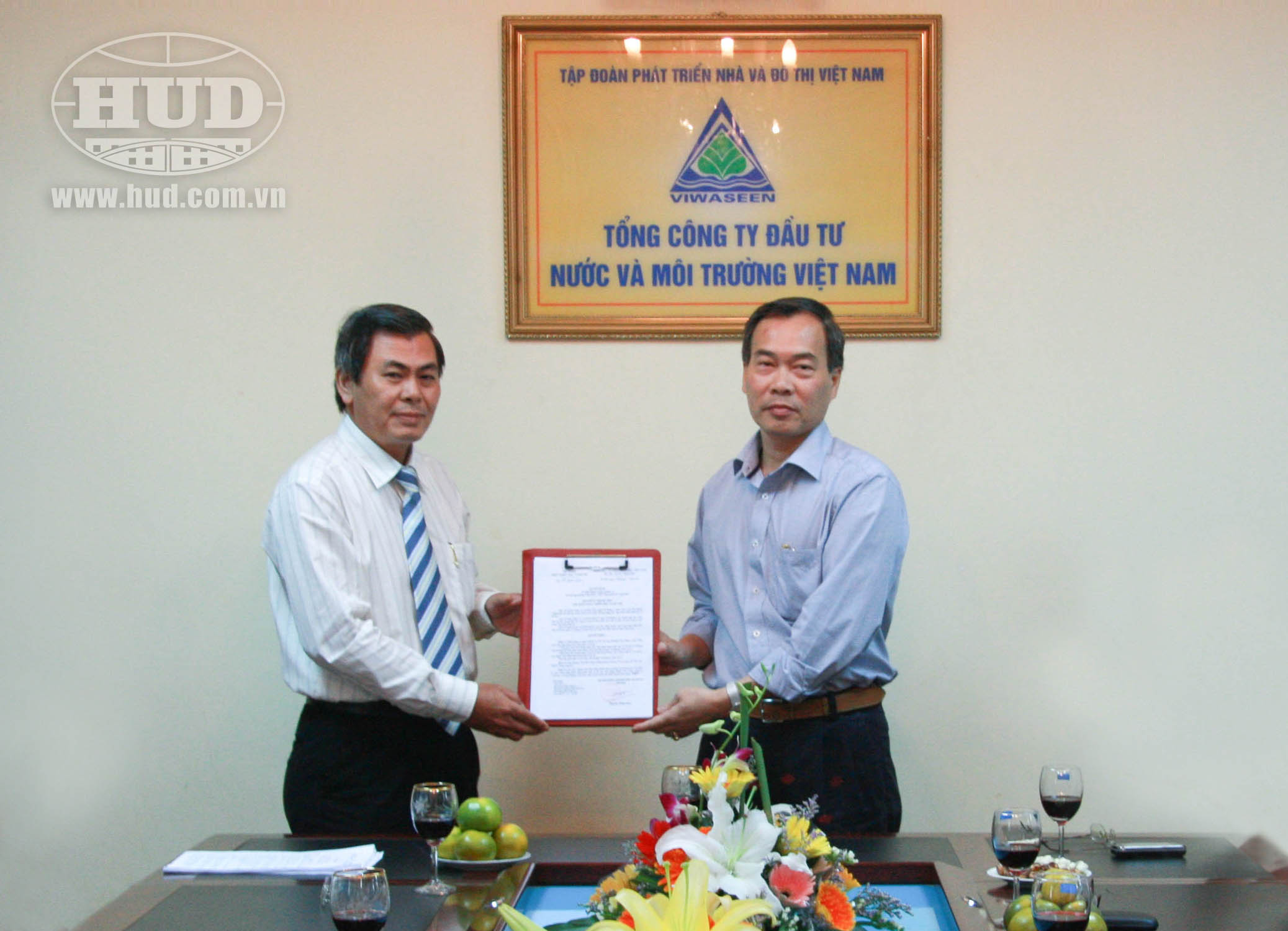 Chủ tịch Tập đoàn Nguyễn Đăng Nam (bên phải) trao Quyết định bổ nhiệm cho ông Dương Văn Phúc