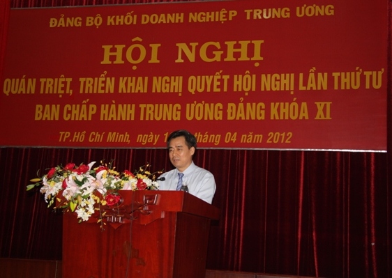 Đồng chí Nguyễn Quang Dương, Phó Bí thư Đảng ủy Khối DNTW phổ biến dự thảo Kế hoạch của Đảng ủy Khối thực hiện Nghị quyết Trung ương 4 khóa XI.