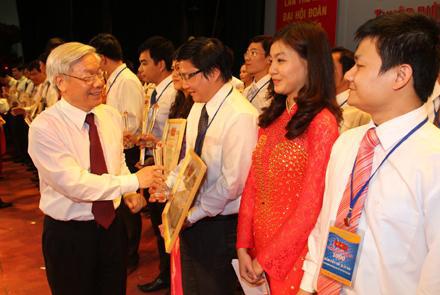 Tổng Bí thư Nguyễn Phú Trọng trao Bằng khen tặng 100 đảng viên trẻ xuất sắc tiêu biểu.  Ảnh: TRÍ DŨNG (TTXVN)  