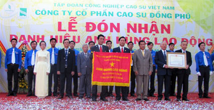Bí thư tỉnh ủy Nguyễn Tấn Hưng trao danh hiệu Anh hùng lao động cho đại diện công ty