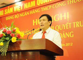 Phó Bí thư thường trực Đảng ủy VietinBank Nguyễn Văn Bình phát biểu tại hội nghị 