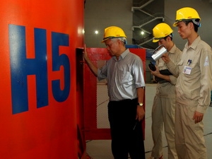 Kiểm tra các thông số kỹ thuật của tổ máy số 5, Nhà máy  thủy điện Sơn La. (Ảnh: Ngọc Hà/TTXVN) 