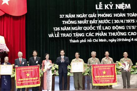 Thủ tướng Nguyễn Tấn Dũng trao danh hiệu Anh hùng LLVTND của Chủ tịch nước tặng, truy tặng các tập thể và cá nhân. ( Ảnh: HOÀNG HẢI (TTXVN) )