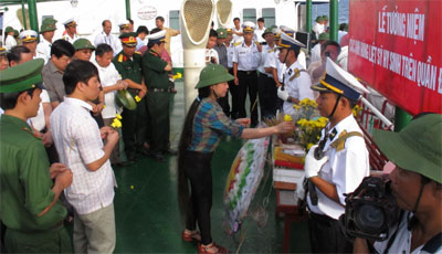 Các thành viên trong Đoàn tổ chức tưởng niệm các liệt sĩ hy sinh vì biển, đảo Tổ quốc.