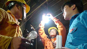 Sử dụng bóng đèn Compact là một trong những giải pháp tiết kiệm điện.
