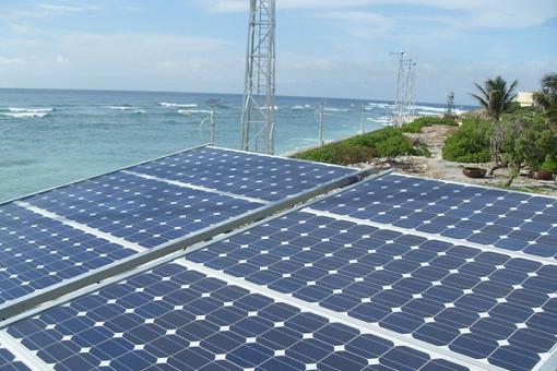 Năng lượng điện gió và mặt trời giúp cuộc sống người dân huyện đảo Trường Sa được cải thiện nhiều.