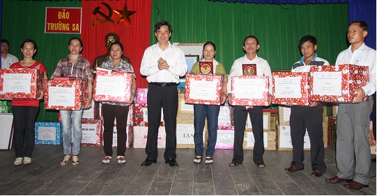 Đồng chí Nguyễn Quang Dương, Phó Bí thư Đảng ủy Khối, Trưởng đoàn công tác tặng quà các hộ dân trên Đảo Trường Sa