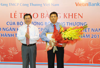 Bộ trưởng Vũ Huy Hoàng trao tặng Bằng khen cho Chủ tịch HĐQT Phạm Huy Hùng. 