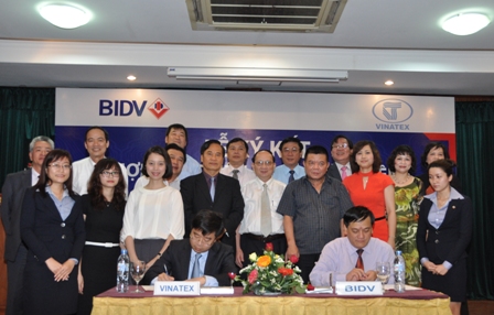 ông Lê Tiến Trường, Thành viên HĐTV- Phó TGĐ thường trực Vinatex và ông Trần Lục Lang, Phó Tổng Giám đốc BIDV ký kết hợp đồng hợp tác kinh doanh