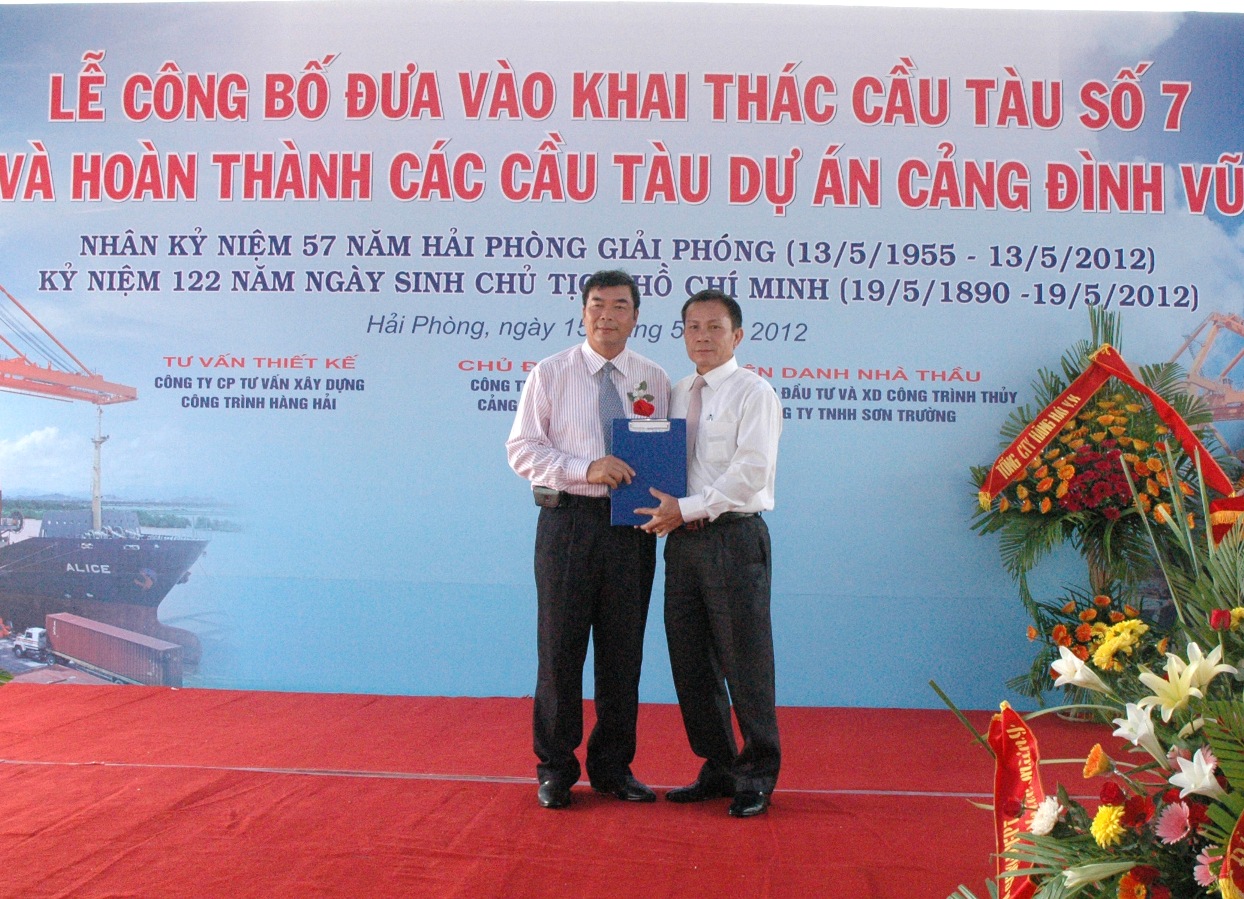 Đại diện Cục Hàng hải Việt Nam trao quyết định công bố đưa vào khai thác bến tàu số 7