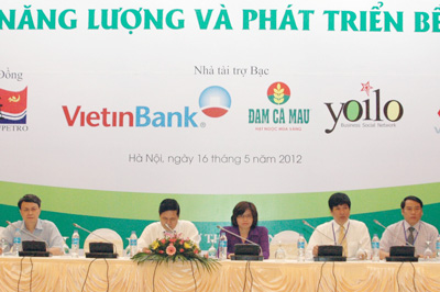 Bà Vương Thị Huyền – Trưởng phòng Khách hàng DNVVN VietinBank tham gia điều hành Diễn đàn.
