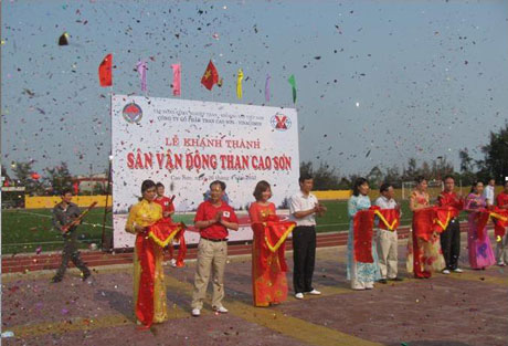 Công trình sân vận động than Cao Sơn vừa khánh thành, diễn ra nhiều hoạt động thể thao sôi nổi trong Tháng công nhân. 