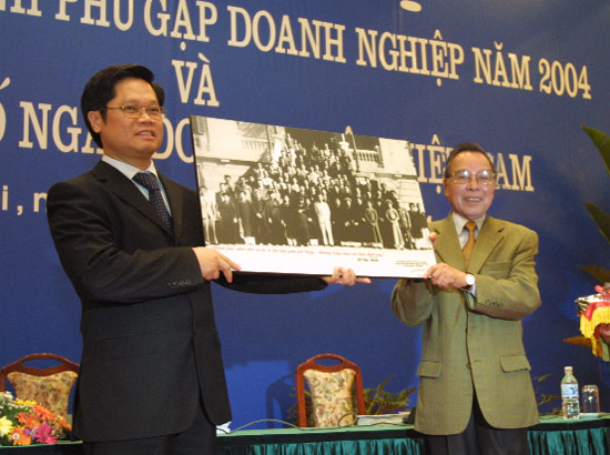 Thủ tướng Phan Văn Khải trao tặng bức ảnh “Bác Hồ với giới công thương”cho Chủ tịch VCCI Vũ Tiến Lộc trong Lễ công bố ngày Doanh nhân VN 13/10/2004