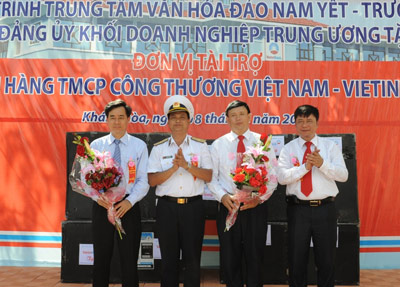 Lãnh đạo Quân chủng Hải quân tặng hoa cảm ơn Lãnh đạo Đảng ủy Khối và VietinBank. 