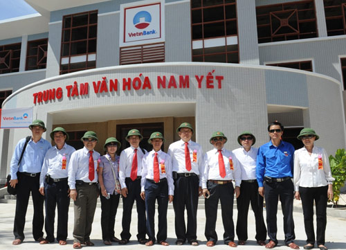 Đoàn cán bộ VietinBank chụp ảnh lưu niệm tại Trung tâm Văn hóa Nam Yết.