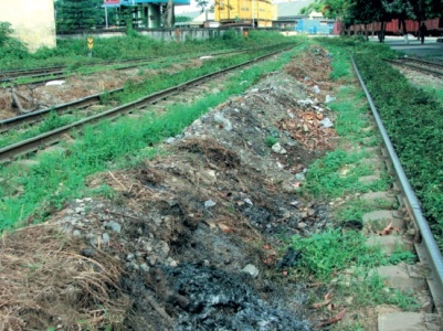 Quặng, đất, rác... tồn đọng tại ĐS ga Hải Phòng.