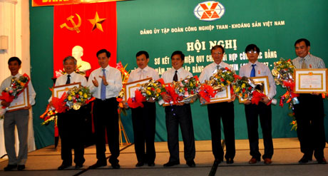 Những đồng chí được nhận Huy hiệu 30 năm và 40 năm tuổi Đảng đợt 19-5-2012