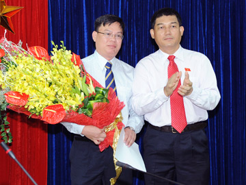 Chủ tịch HĐQT Phạm Huy Hùng trao quyết định bổ nhiệm Phó Giám đốc CN Hà Nội cho ông Trần Minh Bình.