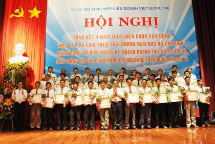 Các cá nhân điển hình của Xí nghiệp Liên doanh Vietsovpetro trong học tập và làm theo tấm gương đạo đức Hồ Chí Minh. Ảnh: PV  