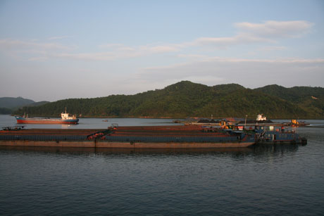 Tàu vào ăn than tại Cảng Khe Dây, Công ty Cảng, Tổng Công ty Đông Bắc