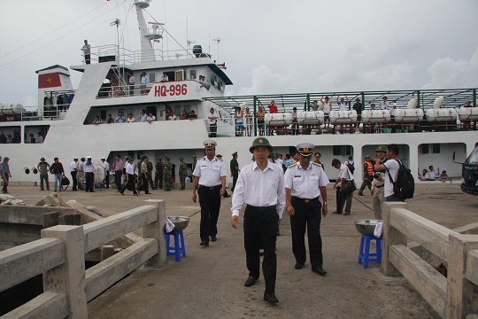 Tàu HQ-996 chở Đoàn đại biểu Đảng bộ Khối thăm Quân, Dân Huyện đảo Trường Sa-Nhà giàn DK1, cập đảo. 