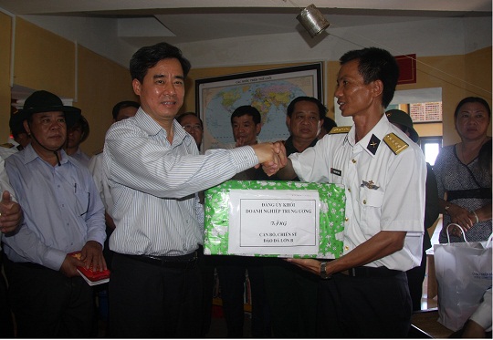 Đồng chí Nguyễn Quang Dương-Phó Bí thư ĐUK, Trưởng đoàn Đại biểu Đảng bộ Khối thăm và tặng quà cán bộ, chiến sỹ Đảo Đá Lớn 