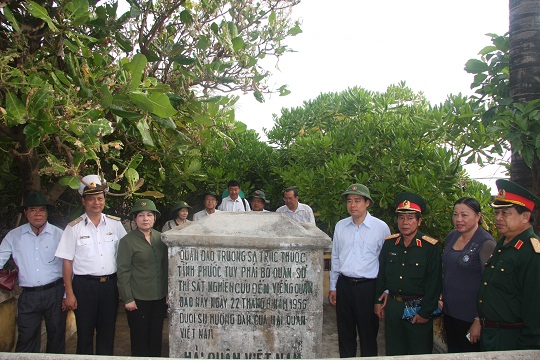 Đoàn đại biểu Đảng bộ Khối chụp ảnh lưu niệm bên Cột mốc Quần đảo Trường Sa tại Đảo Nam Yết 
