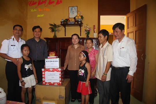 Đồng chí Nguyễn Quang Dương cùng Đoàn đại biểu Đảng bộ Khối  thăm và tặng quà cán bộ, chiến sỹ, nhân dân Đảo Sinh Tồn 