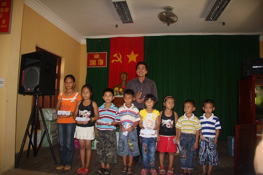 Đồng chí Trần Thanh Khê-Ủy viên Ban TV, Trưởng ban Tuyên giáo ĐUK, Phó trưởng đoàn đại biểu Đảng bộ Khối, thăm tặng quà các cháu thiếu nhi Đảo Sinh Tồn