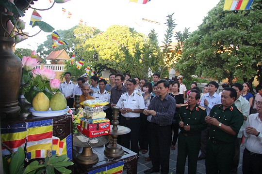 Đoàn đại biểu Đảng bộ Khối và lãnh đạo Bộ Tư lệnh Hải quân thăm và dâng hương Chùa Sinh Tồn 