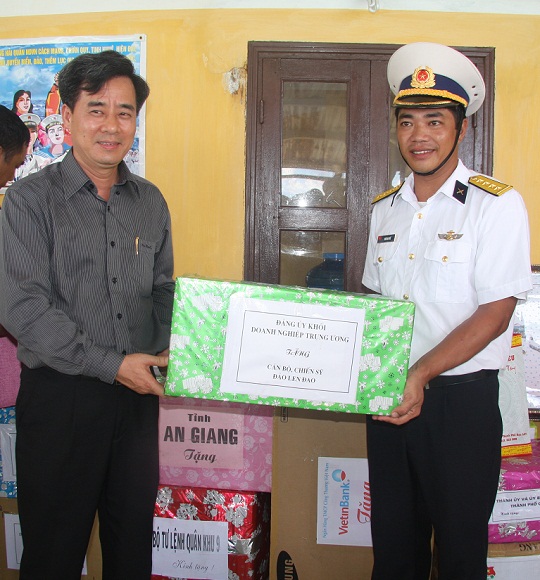 Đồng chí Nguyễn Quang Dương cùng Đoàn đại biểu Đảng bộ Khối thăm và tặng quà cán bộ, chiến sỹ Đảo Len Lao 