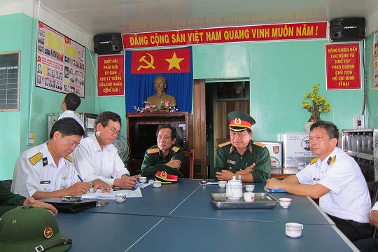  Đồng chí Trần Thanh Khê cùng Đoàn đại biểu Đảng bộ Khối thăm và tặng quà cán bộ, chiến sỹ Nhà giàn DK1/17 