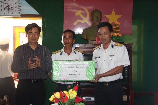               Đồng chí Nguyễn Quang Dương cùng Đoàn đại biểu Đảng bộ Khối thăm và tặng quà cán bộ, chiến sỹ Đảo Đá Tây A 