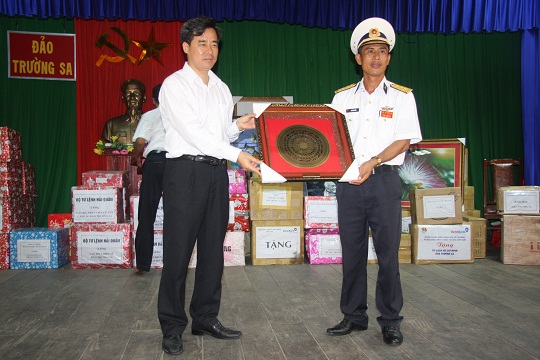 Đồng chí Nguyễn Quang Dương cùng Đoàn đại biểu Đảng bộ Khối thăm và tặng quà cán bộ, chiến sỹ Đảo Trường Sa Lớn 